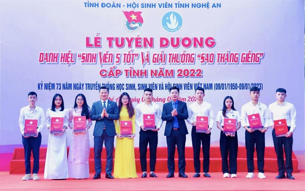SV Kế toán vinh dự đạt giải thưởng “Sao tháng Giêng”