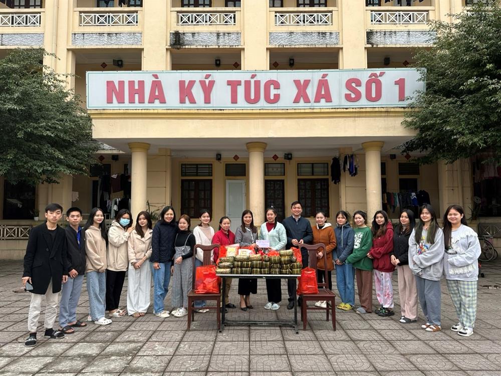 Trao quà Tết 2023 cho sinh viên Lào
