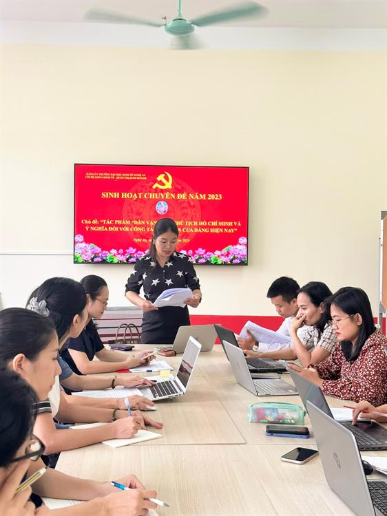 CHI BỘ KINH TẾ – QTKD TỔ CHỨC SINH HOẠT CHUYÊN ĐỀ “TÁC PHẨM “DÂN VẬN” CỦA CHỦ TỊCH HỒ CHÍ MINH VÀ Ý NGHĨA ĐỐI VỚI CÔNG TÁC DÂN VẬN CỦA ĐẢNG HIỆN NAY”