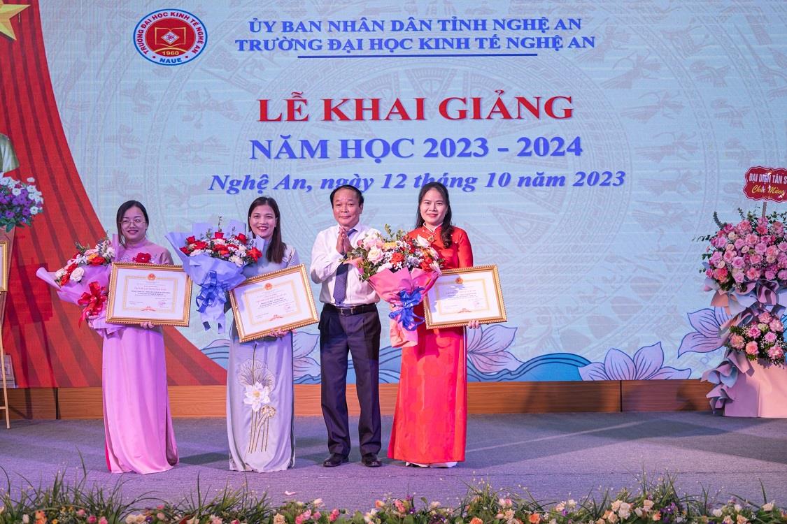 Phòng Tổ chức Hành chính vinh dự được Chủ tịch UBND tỉnh tặng danh hiệu “Tập thể Lao động xuất sắc”