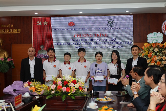Chương trình trao học bổng của doanh nghiệp cho sinh viên khoa Nông Lâm Ngư