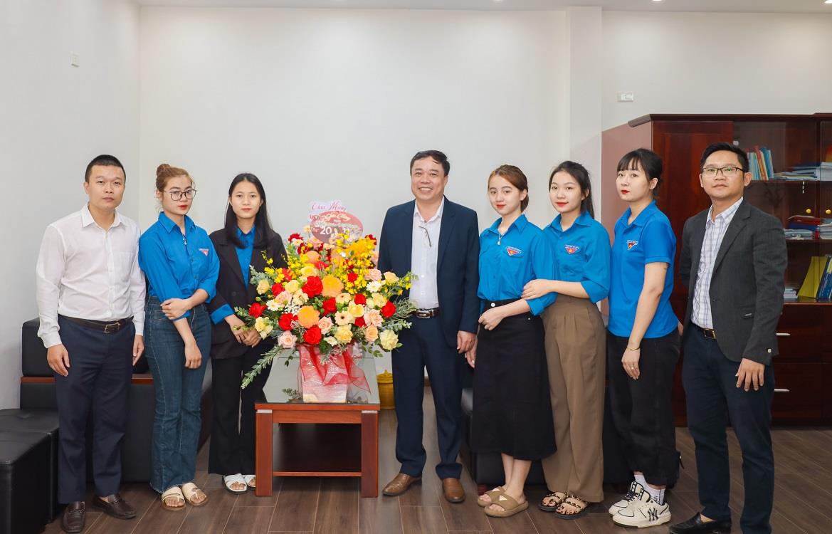 Đoàn thanh niên, Hội sinh viên trường chúc mừng ngày 20.11 đến quý thầy cô trong Đảng ủy, Ban Giám hiệu – Ban chủ nhiệm các Khoa – Phòng