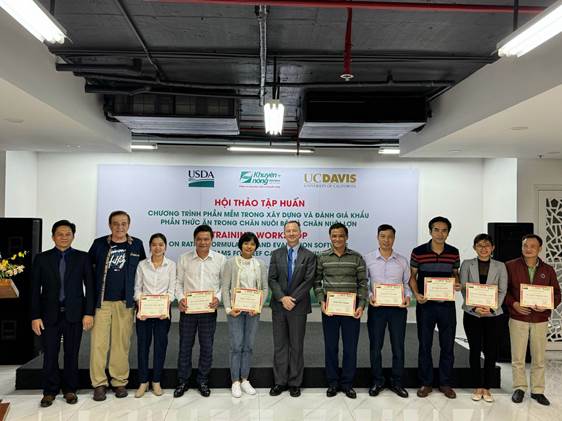 Giảng viên Khoa Nông Lâm Ngư tham gia lớp tập huấn: Ứng dụng phần mềm trong xây dựng khẩu phần ăn trong chăn nuôi bò và chăn nuôi lợn