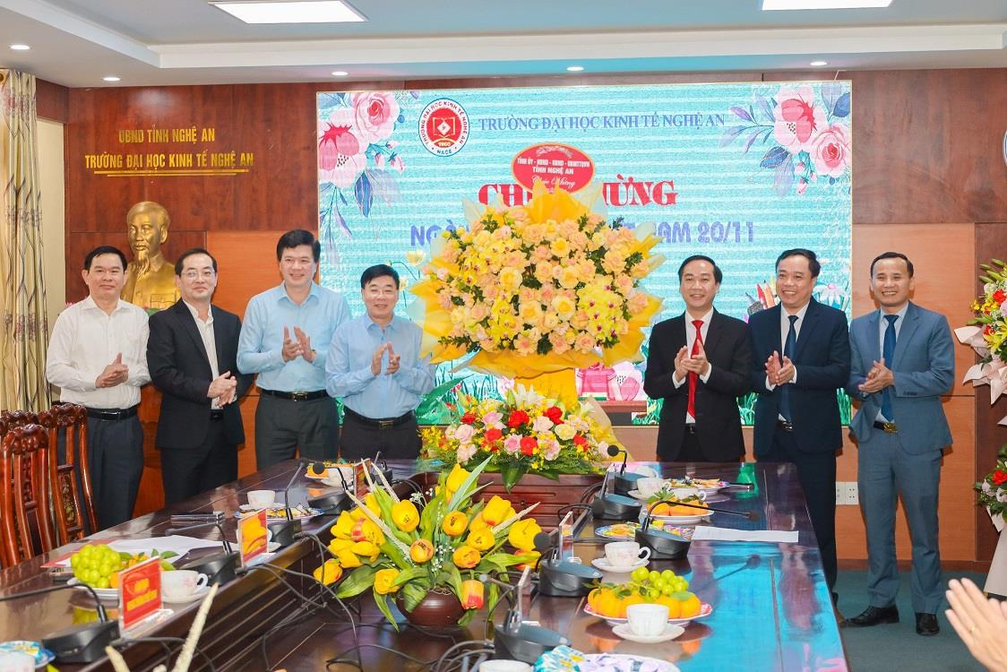 Phó Bí thư Thường trực Tỉnh ủy Nghệ An, đến thăm và chúc mừng các thầy cô giáo Trường Đại học Kinh tế Nghệ An nhân ngày Nhà giáo Việt Nam 20/11