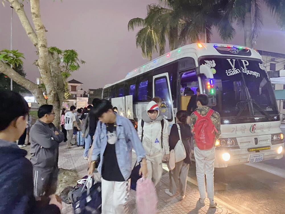 Chào đón tân sinh viên Lào