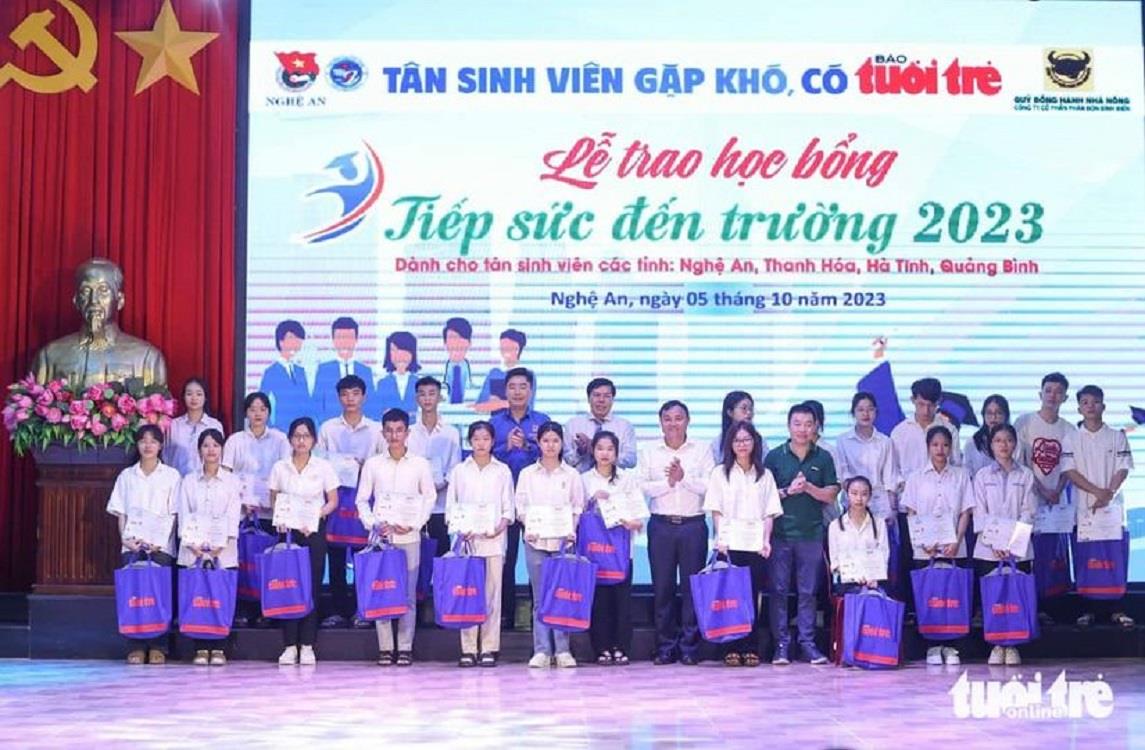 Sinh viên kế toán nhận học bổng “Tiếp sức đến trường” của Báo Tuổi Trẻ