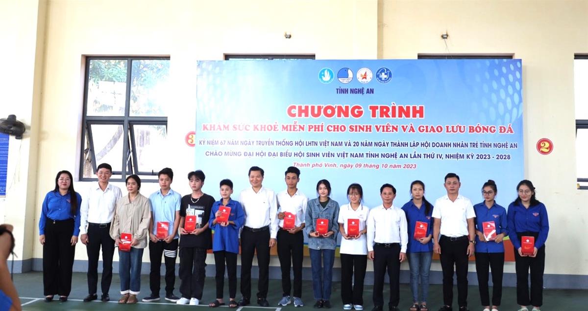 Sinh viên kế toán tham gia chương trình khám, tư vấn sức khoẻ