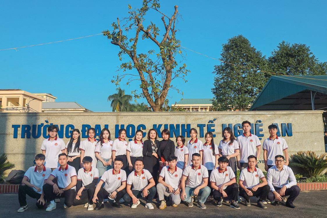 Sinh viên khoa Kinh tế – Quản trị kinh doanh được “nhìn, chạm và hỏi” trong chuyến thực tập thực tế