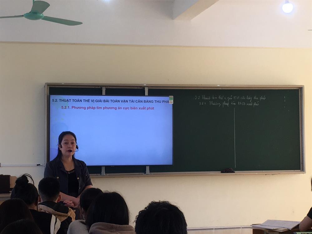 Tổ Khoa học và kỹ thuật tính toán tổ chức dự giờ Đồng chí Trần Hà Lan.