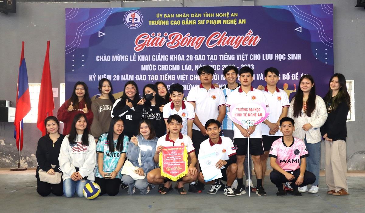 Hào hứng Giải bóng chuyền hơi sinh viên Lào chào mừng Lễ khai giảng khóa 20 đào tạo tiếng Việt cho lưu học sinh nước CHDCND Lào năm học 2022 – 2023