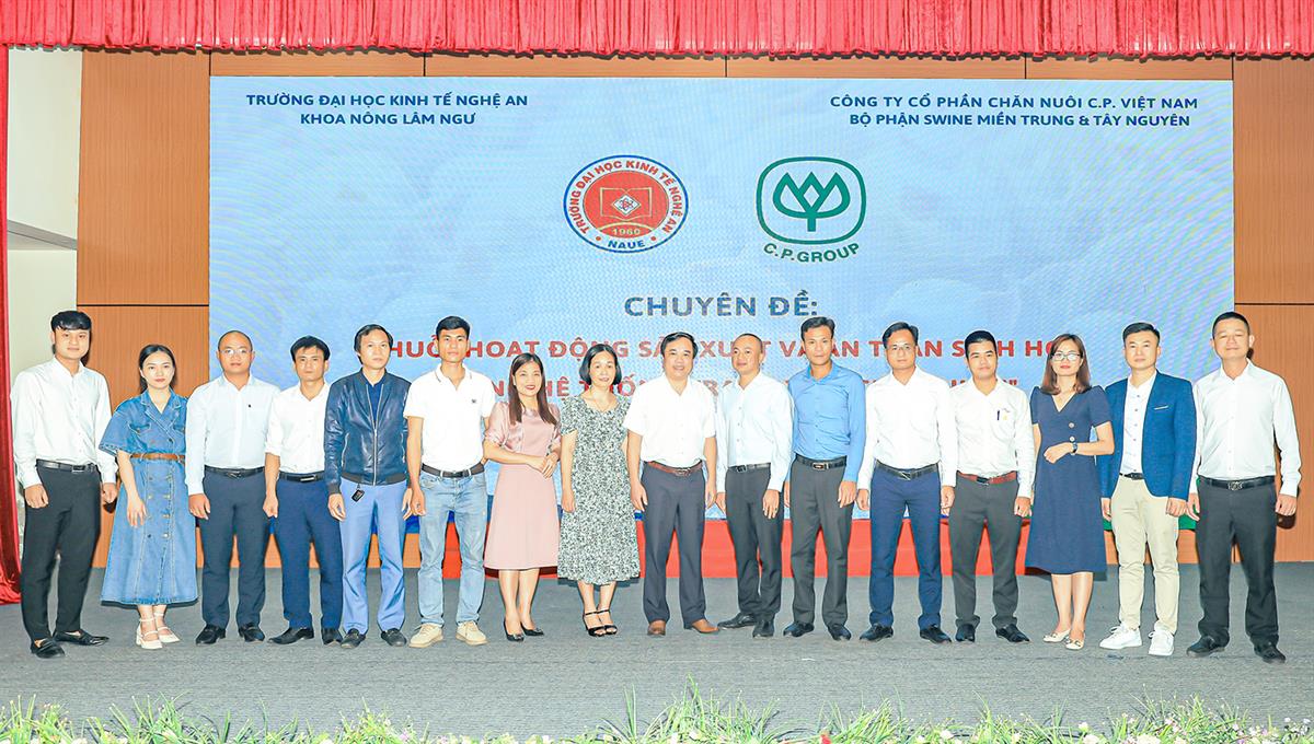 Công ty Cổ phần Chăn nuôi C.P Việt Nam chia sẻ với sinh viên NAUE chuyên đề “Chuỗi hoạt động sản xuất và an toàn sinh học trong hệ thống trang trại chăn nuôi”