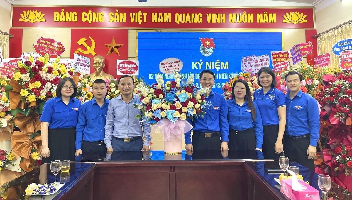Đảng ủy – Ban Giám hiệu thăm và tặng hoa chúc mừng 92 năm Ngày thành lập Đoàn TNCS Hồ Chí Mình (26/3/1931 – 26/3/2023)