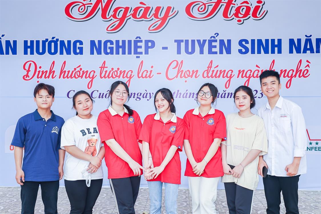 Hơn 1.000 lượt học sinh, phụ huynh huyện Con Cuông tham quan, tư vấn và tìm hiểu ngành nghề đào tạo của Trường Đại học Kinh tế Nghệ An