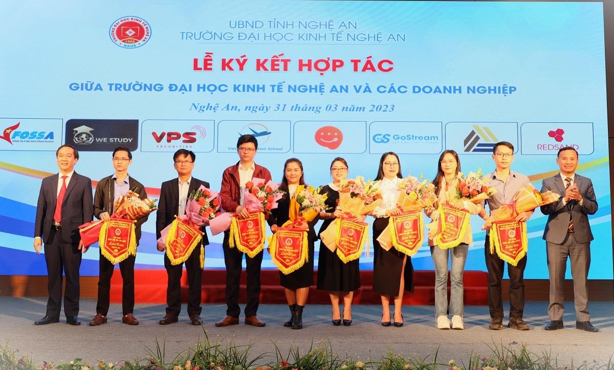 Nhiều hoạt động kết nối thiết thực, hấp dẫn tại Ngày hội việc làm lần 1 năm 2023 tại NAUE