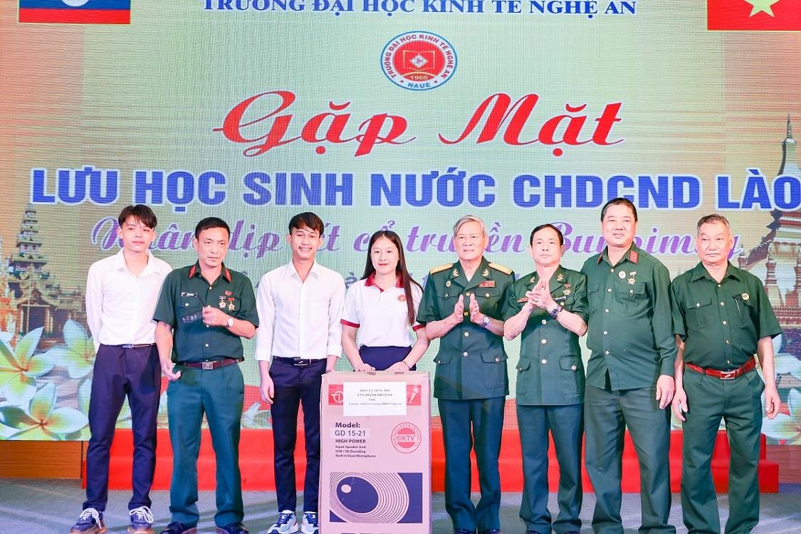 Ban liên lạc Cựu đồng đội Trung đoàn 176 – tặng quà chúc mừng các sinh viên Lào Trường Đại học Kinh tế Nghệ An