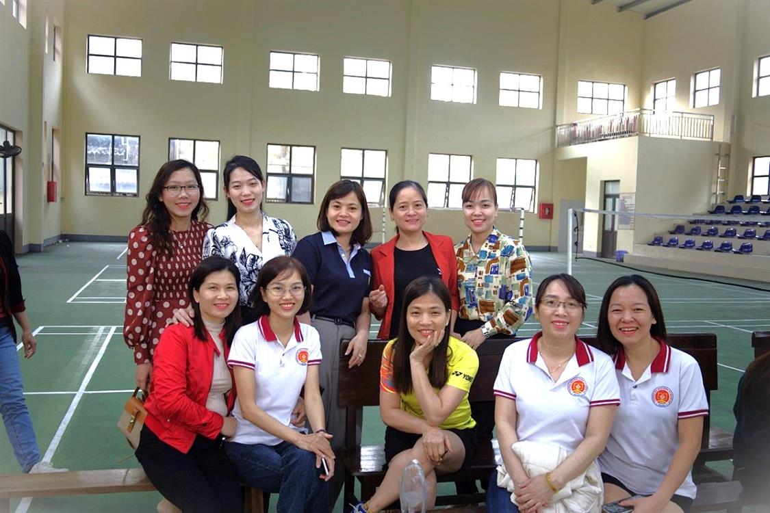 Cán bộ, giảng viên phòng Tổ chức Hành chính tham gia giao lưu  bóng chuyền hơi chào mừng Ngày quốc tế phụ nữ 8.3