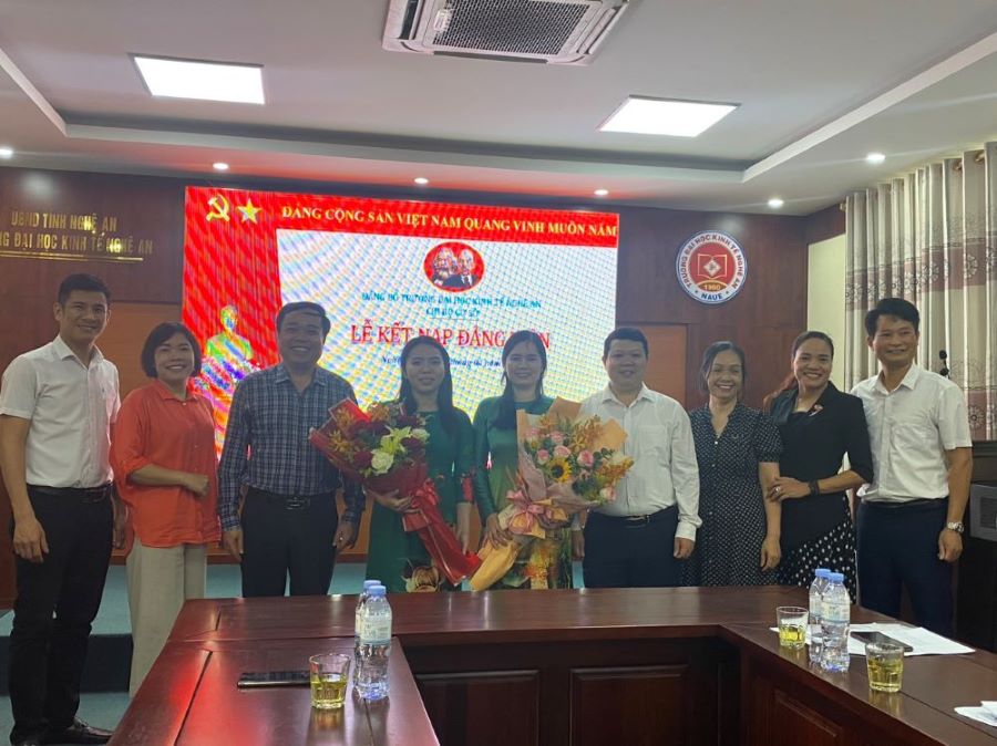 Chi bộ Khoa Cơ sở long trọng tổ chức lễ kết nạp đảng viên