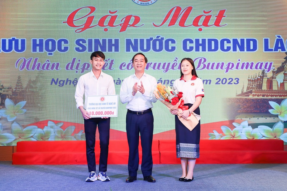 Chương trình “Gặp mặt và giao lưu sinh viên Lào” nhân dịp tết cổ truyền Bunpimay