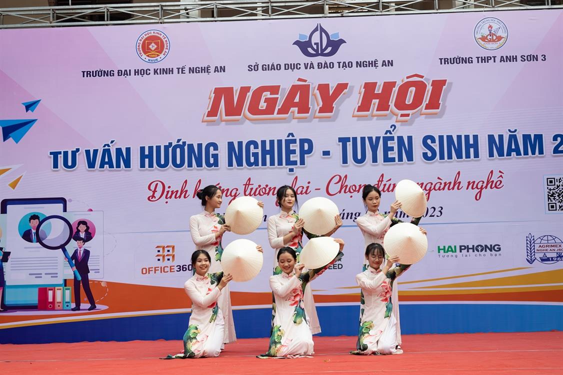 Đại học Kinh tế Nghệ An đồng hành cùng học sinh trường THPT Anh Sơn 3 trên con đường lập thân, lập nghiệp