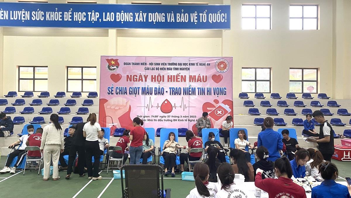 Giảng viên Khoa Kế toán – Kiểm toán tham gia hiến máu nhân đạo
