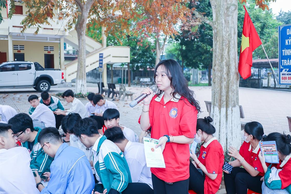 Hơn 1.000 lượt học sinh, phụ huynh huyện Con Cuông tham quan, tư vấn và tìm hiểu ngành nghề đào tạo của Trường Đại học Kinh tế Nghệ An