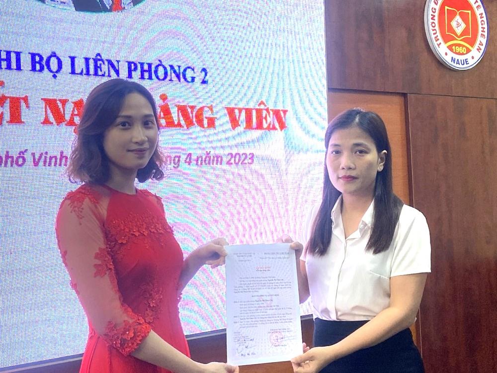 Lễ kết nạp đảng viên tại Chi bộ Liên phòng 2 thuộc Đảng bộ Trường Đại học Kinh tế Nghệ An năm 2023