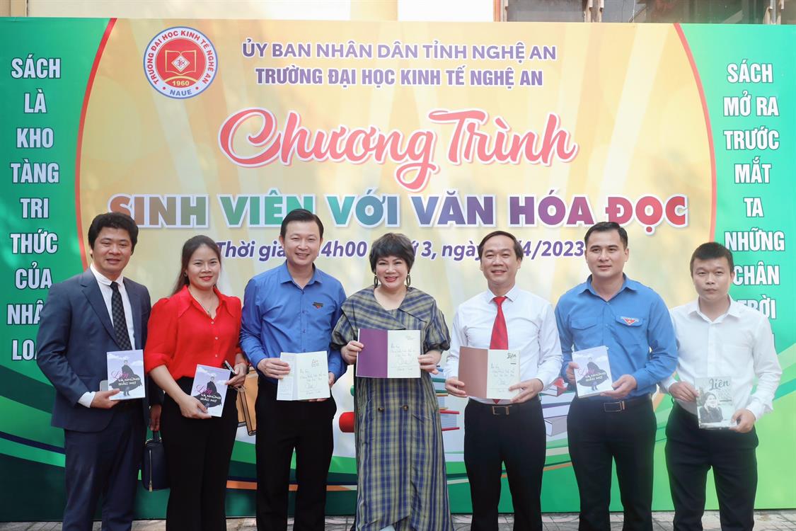 NAUE  – Triễn lãm sách và chương trình Talkshow với chủ đề: Sinh viên với văn hoá đọc