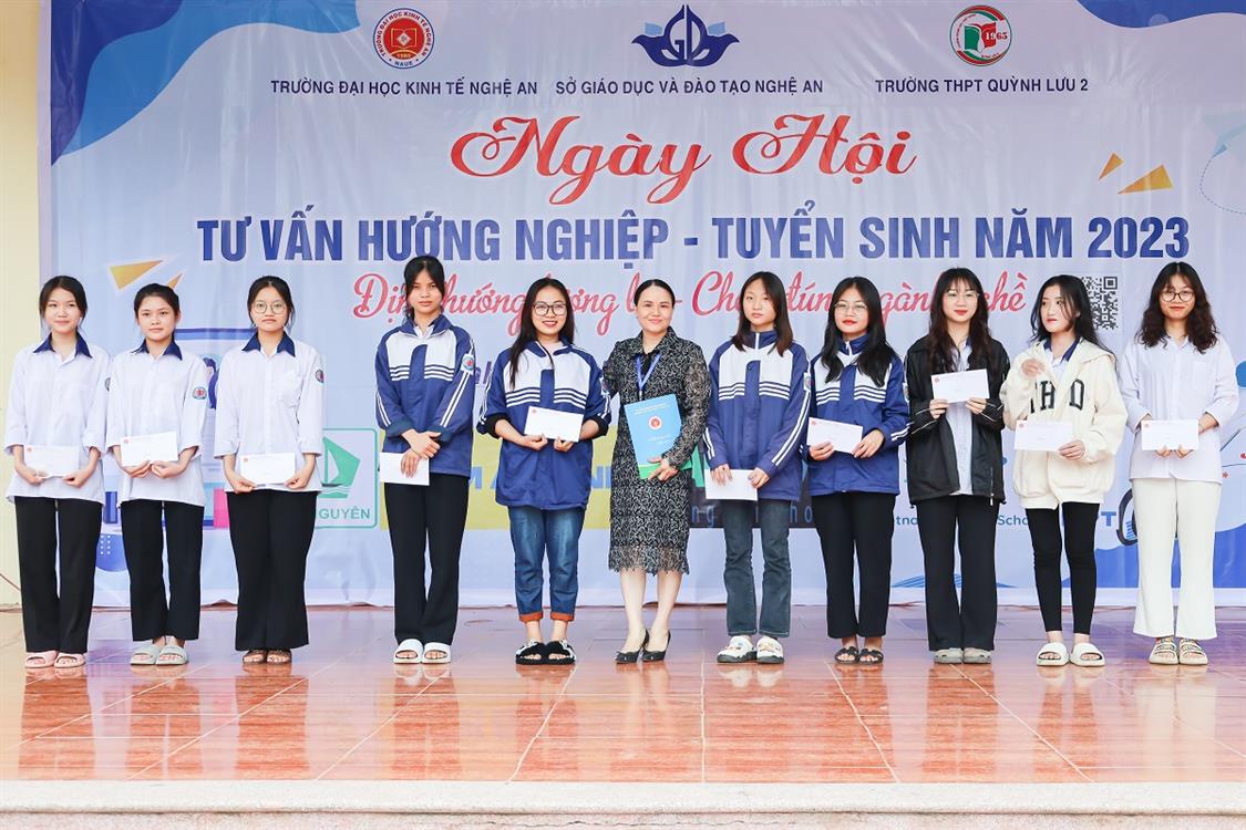 Khoa Lý luận Chính trị tặng 10 suất học bổng cho học sinh Trường THPT Quỳnh Lưu 3 tại Ngày hội tư vấn Hướng nghiệp – tuyển sinh 2023