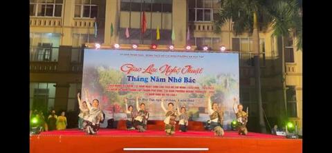Lưu học sinh Lào Trường Đại học Kinh tế Nghệ An tham gia biểu diễn  giao lưu nghệ thuật ” Tháng năm nhớ Bác” tại Phường Hà Huy Tập