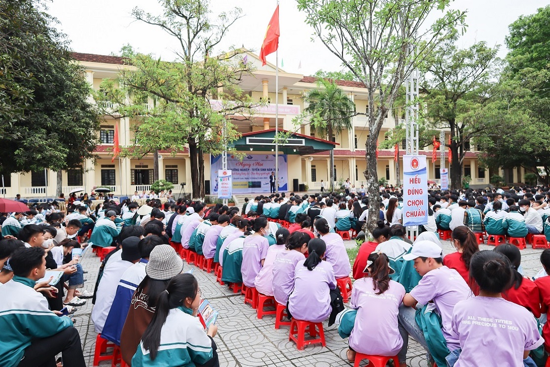 Ngày hội tư vấn Hướng nghiệp – tuyển sinh 2023 “Định hướng tương lai – chọn đúng ngành nghề” tại trường THPT Quỳnh Lưu 2