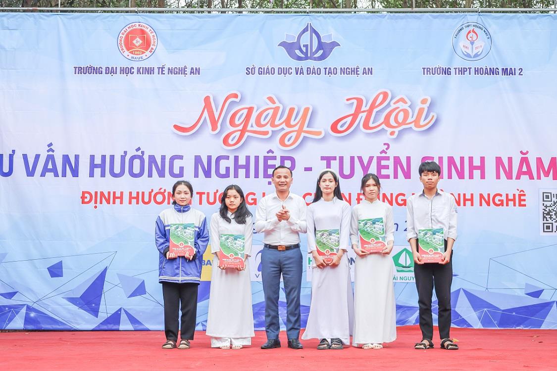 Ngày hội tư vấn Hướng nghiệp – Tuyển sinh “những cánh cửa tương lai”