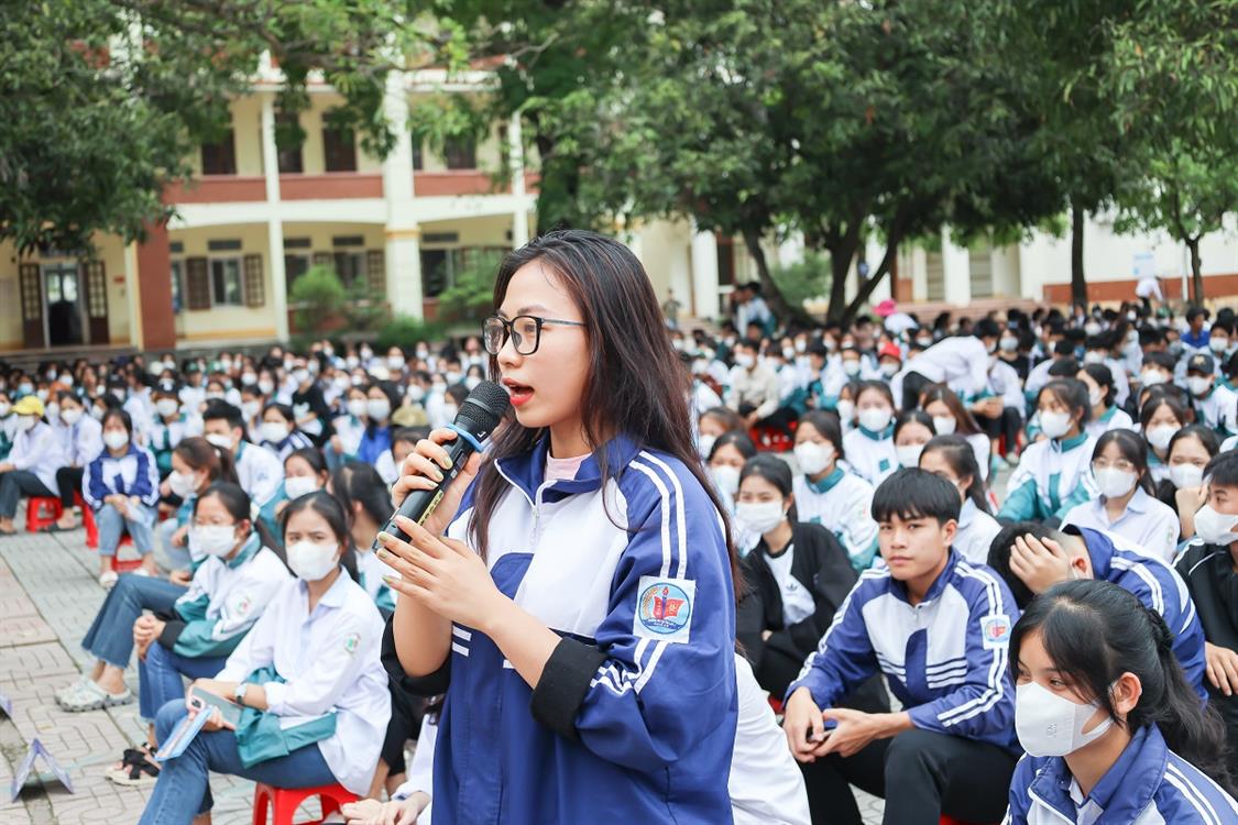 Nhiều suất học bổng có ý nghĩa được trao tại Ngày hội tư vấn Hướng nghiệp – tuyển sinh 2023 “Định hướng tương lai – chọn đúng ngành nghề” tại trường THPT Quỳnh Lưu 2