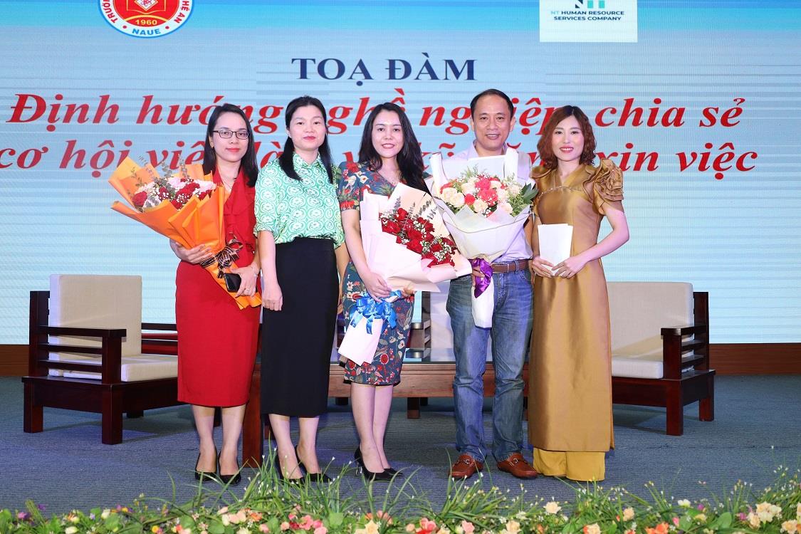 Tọa đàm “Định hướng nghề nghiệp, chia sẽ cơ hội việc làm và kỹ năng xin việc” cho sinh viên NAUE