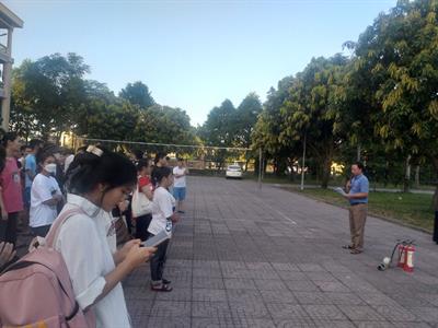 Trường Đại học Kinh tế Nghệ An tổ chức buổi tập huấn công tác Phòng cháy chữa cháy và cứu nạn cứu hộ cho sinh viên Khu nội trú