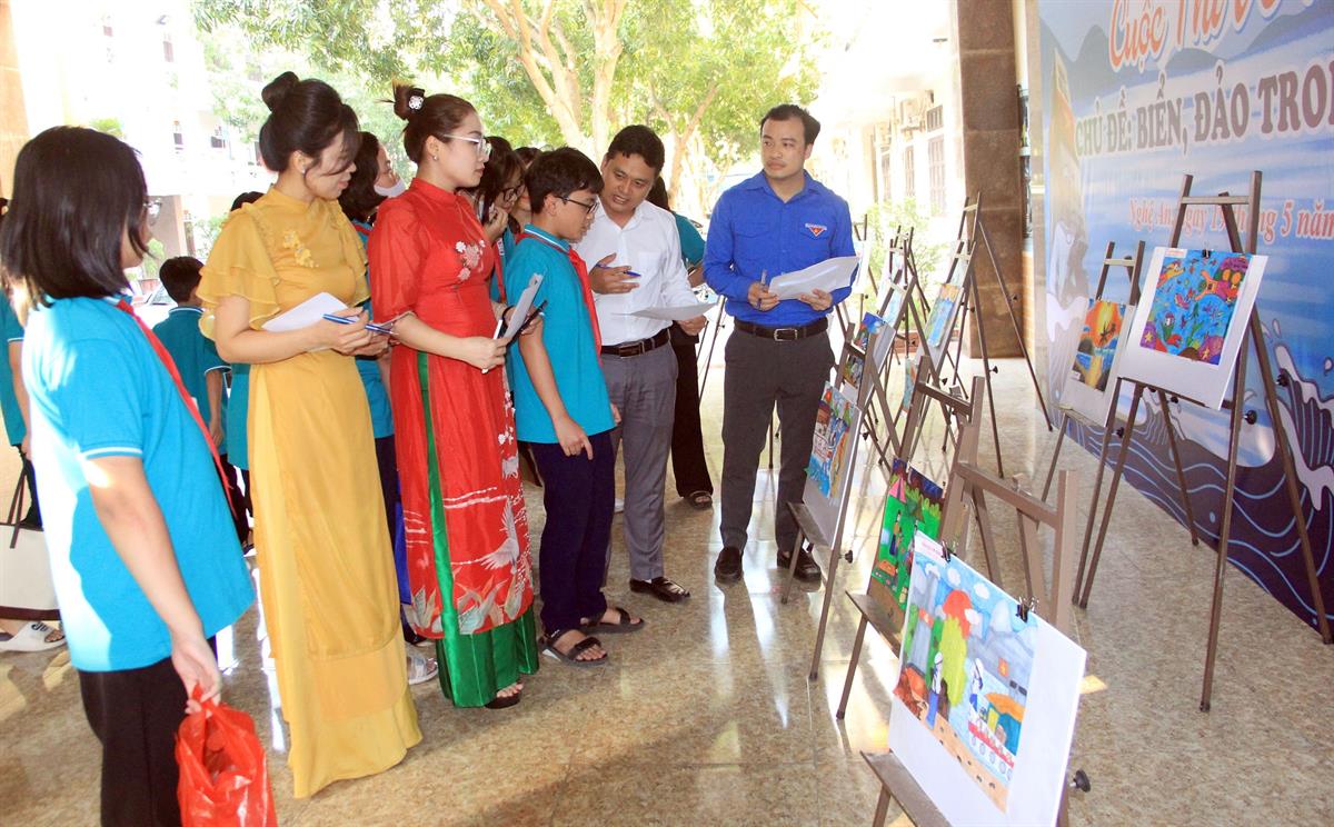 “Ngày hội thanh thiếu nhi với Bác Hồ và biển, đảo quê hương” tại Trường Đại học Kinh tế Nghệ An