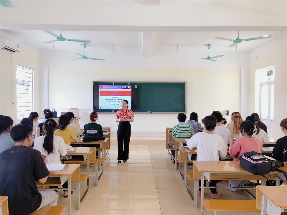 Tổ chức dự giờ giảng viên góp phần quan trọng để giảng viên bồi dưỡng  năng lực chuyên môn, đặc biệt là đổi mới phương pháp giảng dạy.