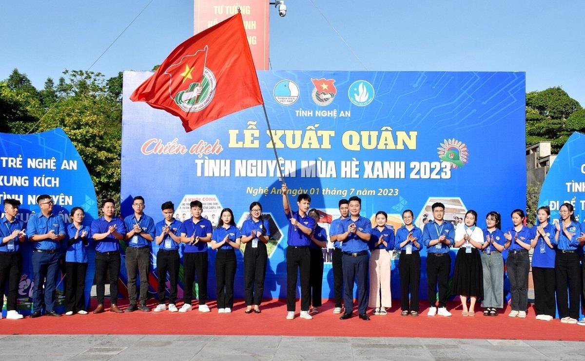 Đoàn trường Đại học Kinh tế Nghệ An cùng hơn 300 sinh viên tình nguyện tham gia Lễ xuất quân Chiến dịch “Mùa hè xanh năm 2023”