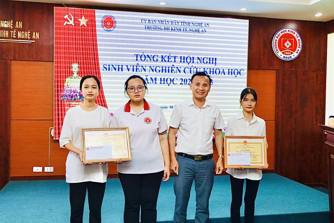 Sinh viên kế toán đạt thành tích cao trong NCKH năm 2022-2023