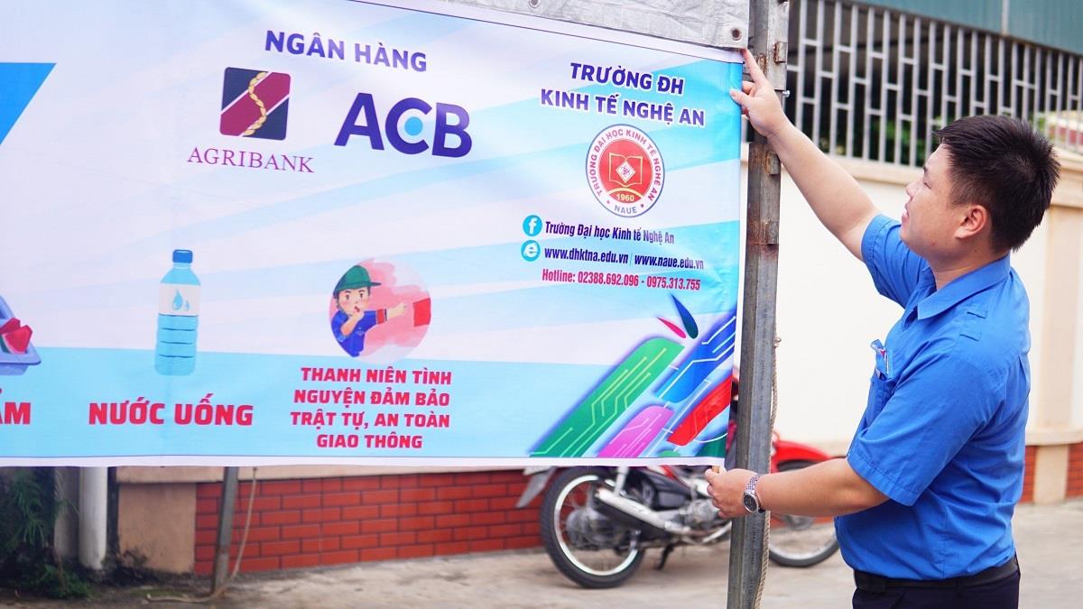 Tình nguyện viên kế toán NAUE tiếp sức mùa thi 2023