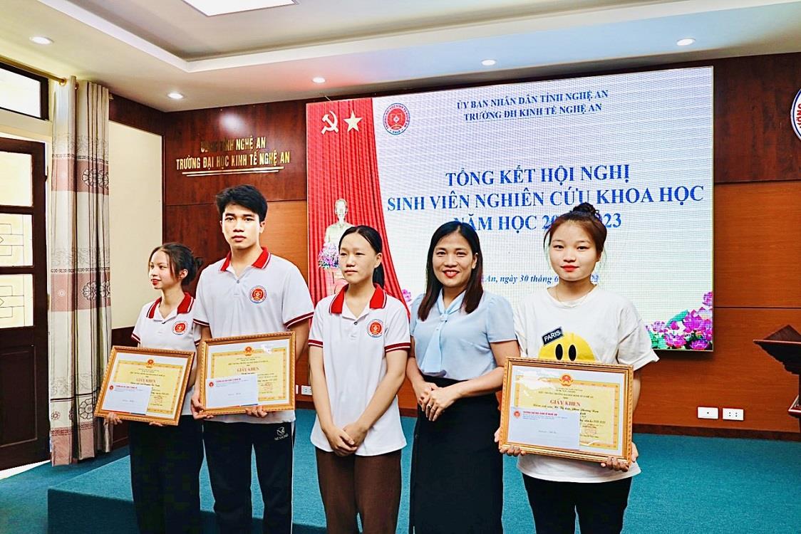 Trao thưởng sinh viên nghiên cứu khoa học năm học 2022-2023
