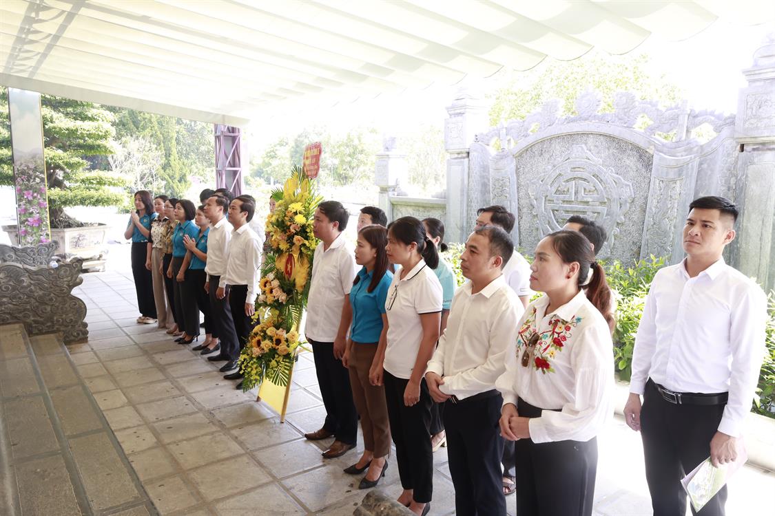 Trường Đại học Kinh tế Nghệ An:Dâng hoa, dâng hương tưởng nhớ các anh hùng liệt sỹ nhân kỷ niệm 76 năm Ngày Thương binh, Liệt sĩ.