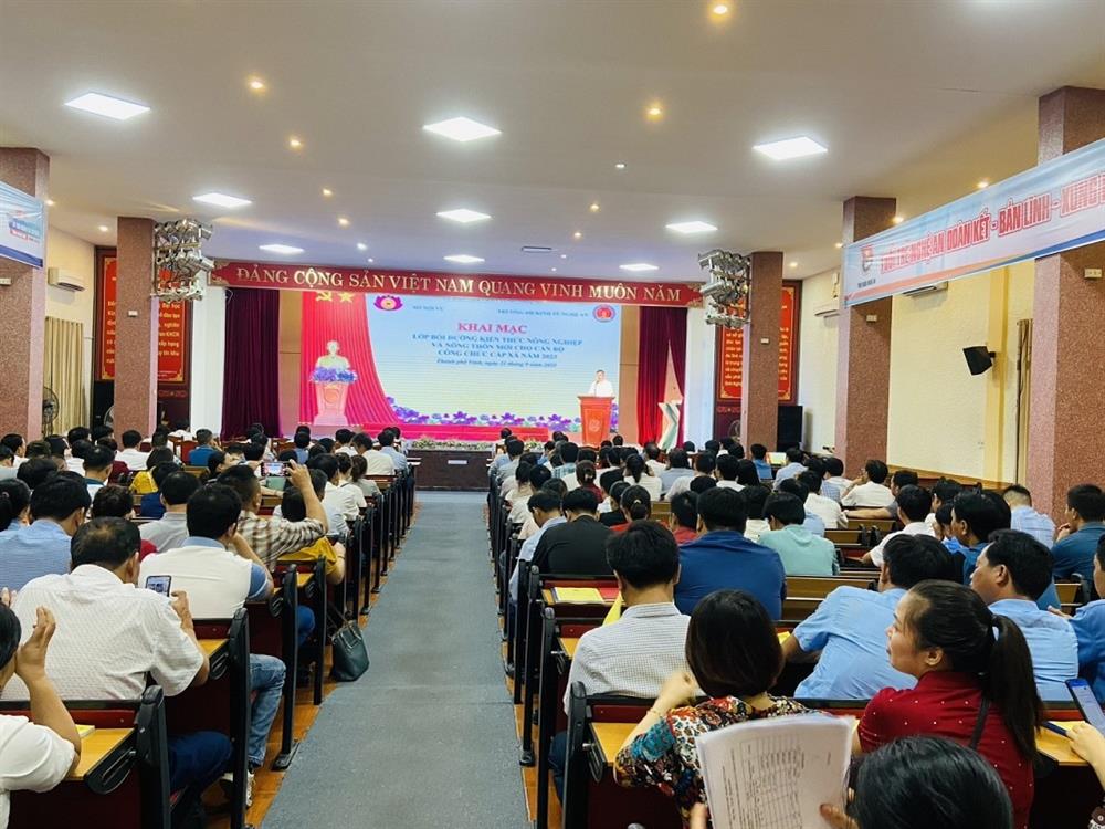 Hơn 200 cán bộ, công chức tham dự lớp “Bồi dưỡng kiến thức về lĩnh vực Nông nghiệp và Nông thôn mới”