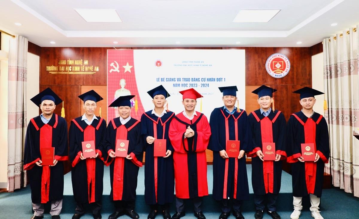 Lễ trao bằng tốt nghiệp các lớp Đại học liên thông đợt đợt 1 năm học 2023-2024