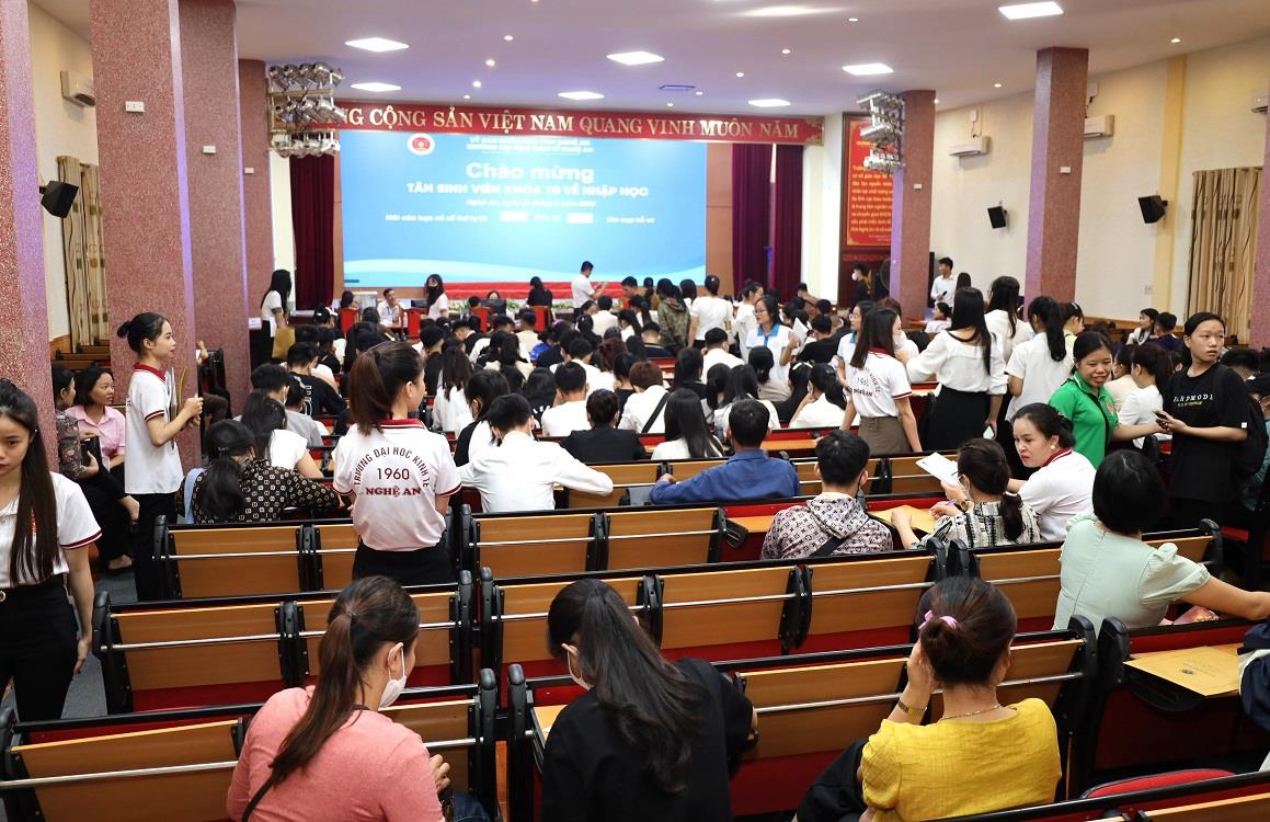 Những khoảnh khắc đẹp trong ngày hội nhập học của K10 Trường Đại học Kinh tế Nghệ An