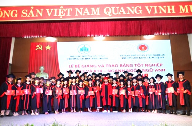 Trường Đại học Kinh tế Nghệ An: Tổ chức Lễ Bế giảng và trao bằng Cử nhân Ngôn ngữ Anh