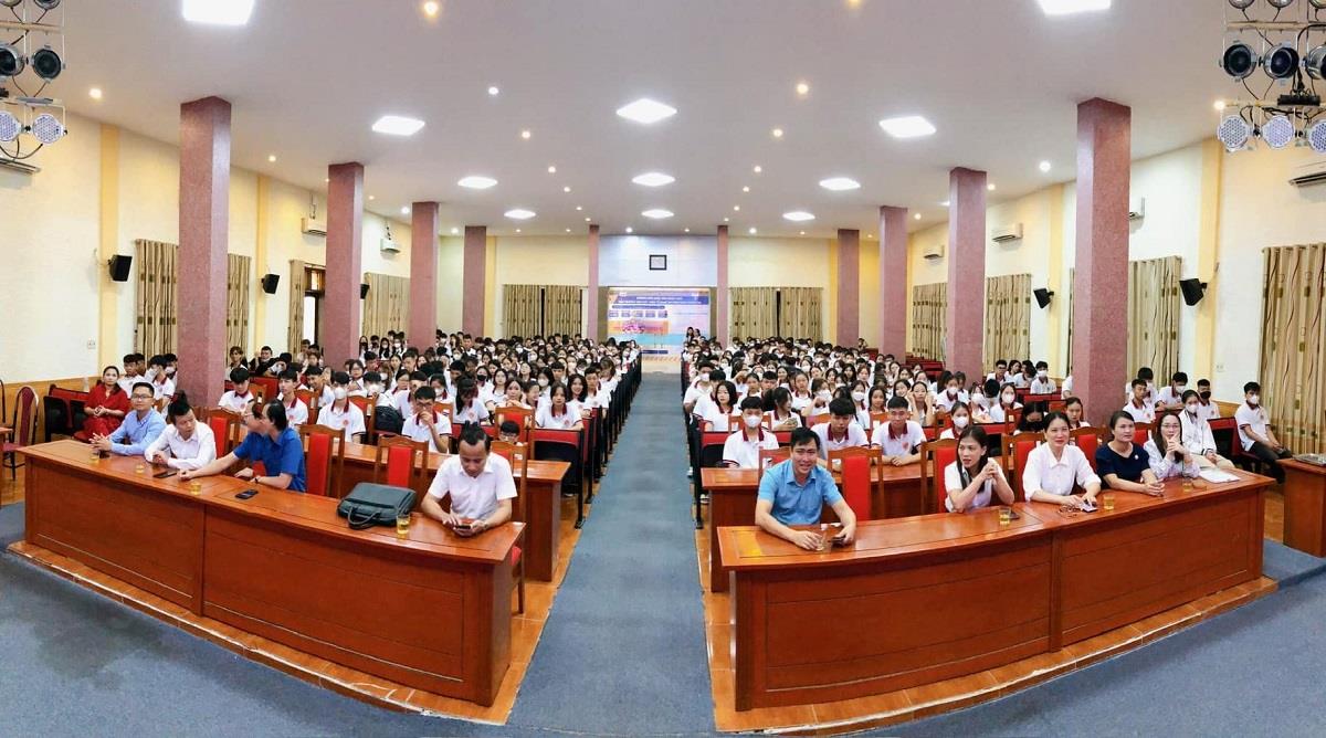Trường Đại học Kinh tế Nghệ An: Tuần sinh hoạt Công dân – sinh viên mang lại kiến thức bổ ích cho Tân sinh viên
