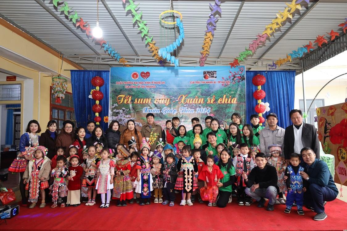 Ấm áp “Tết sum vầy – Xuân chia sẻ” từ CLB “Sống để yêu thương” NAUE