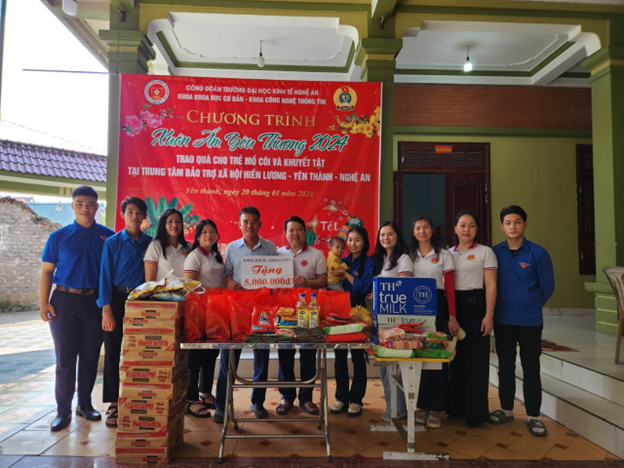 Khoa CNTT tổ chức chương trình “Xuân ấm yêu thương” tại Trung tâm bảo trợ xã hội Hiền Lương, Yên Thành