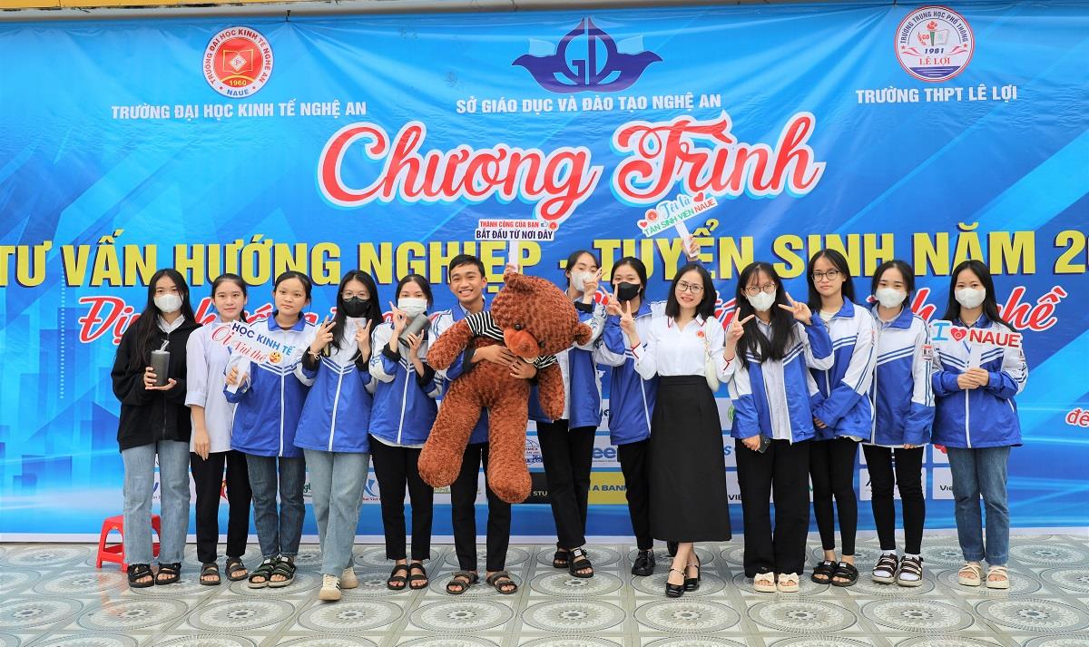 Hơn 1500 học sinh Trường THPT Lê Lợi (Tân Kỳ) tham gia ngày hội tư vấn Hướng nghiệp – Tuyển sinh do Trường Đại học Kinh tế Nghệ An tổ chức