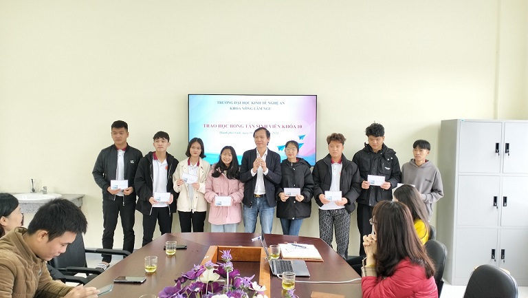 Khoa Nông Lâm Ngư tổ chức chương trình “Đồng hành cùng sinh viên về quê đón tết – Trao học bổng Tân sinh viên khóa 10”
